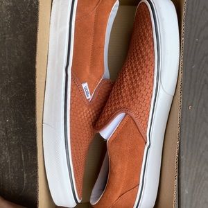 Väñś embossed slip on’s